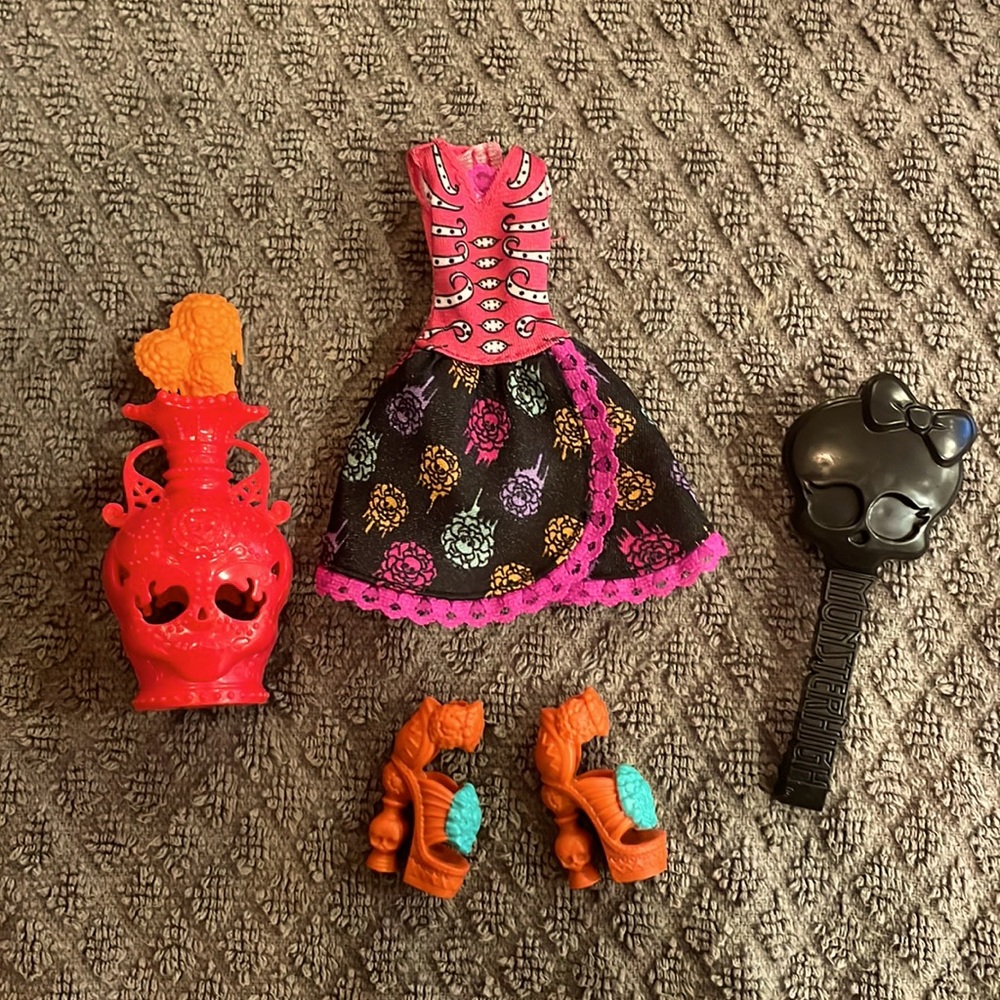 Skelita Art Class Accessories